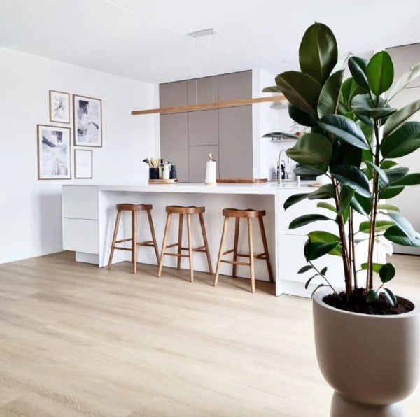 kookeiland-met-houten-hanglamp-bylum kookeiland met houten hanglamp bylum